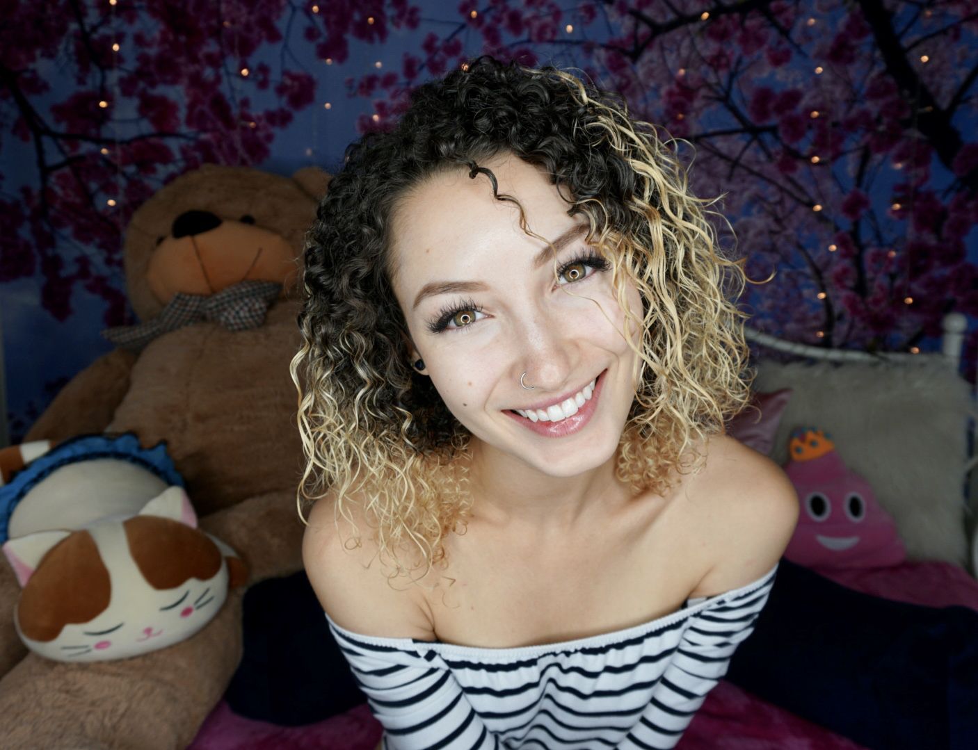 Photo catégorisée avec : Bambii Bonsai, Blonde, Brunette, Camgirl, Chaturbate, Eyes, Sexy Wallpaper, Smiling