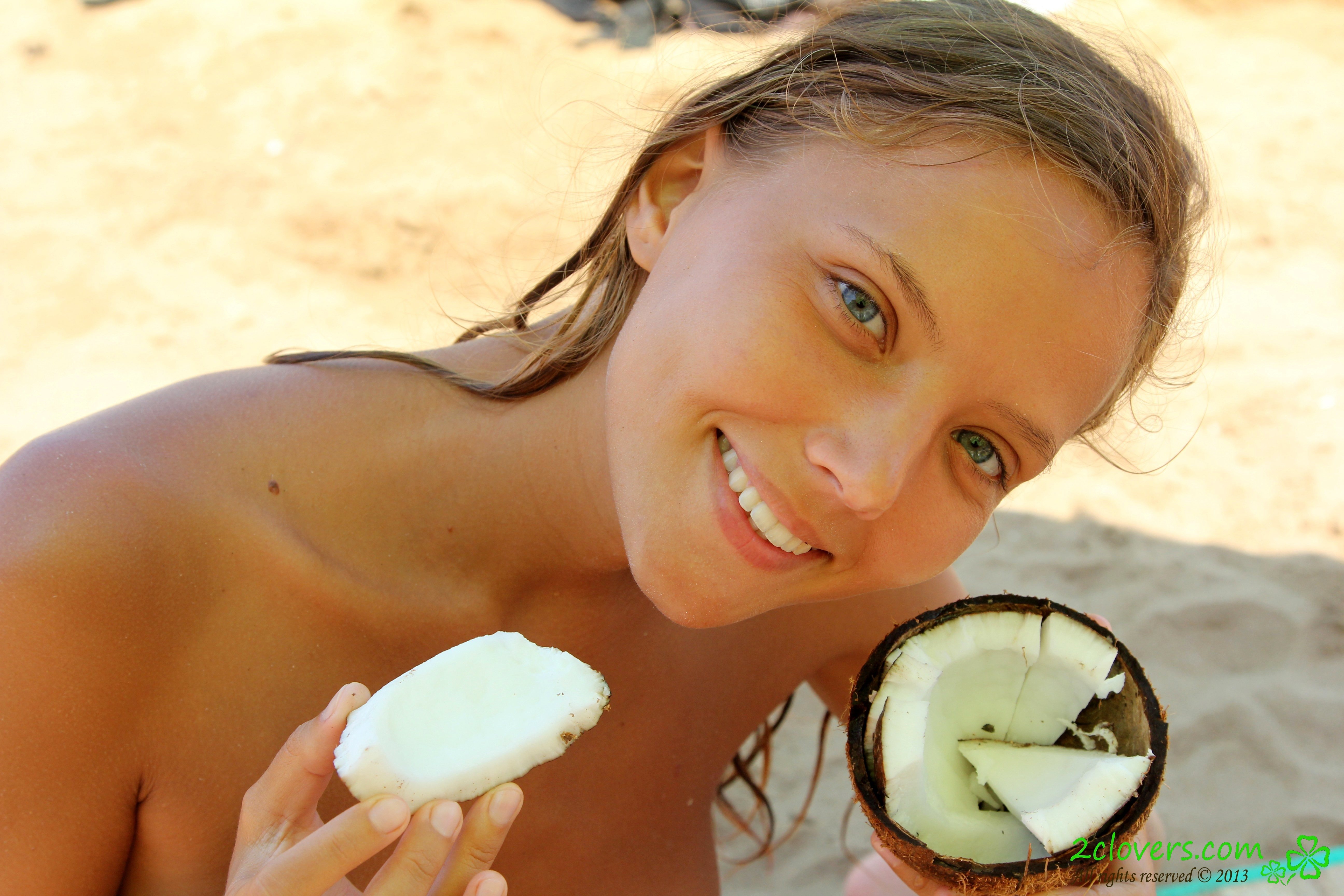 Photo catégorisée avec : Beach, Blonde, Eyes, Katya Clover - Mango A, Mouth, Muddy at the beach, Russian, Sexy Wallpaper, Smiling, Cute, Face