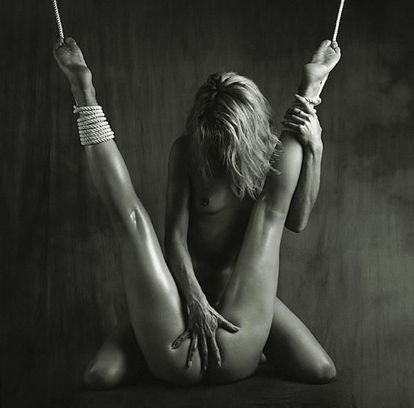 Photo catégorisée avec : Black and White, Blonde, Feet, Legs, Lesbian, 2 girls, Bondage