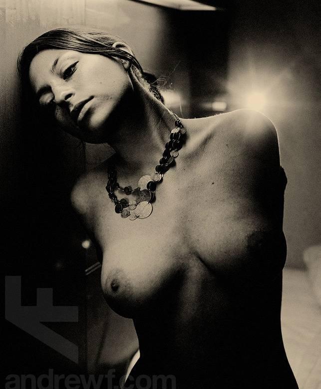 Photo cat&eacute;goris&eacute;e avec&nbsp;: Black and White, Brunette, Busty, Art, Boobs