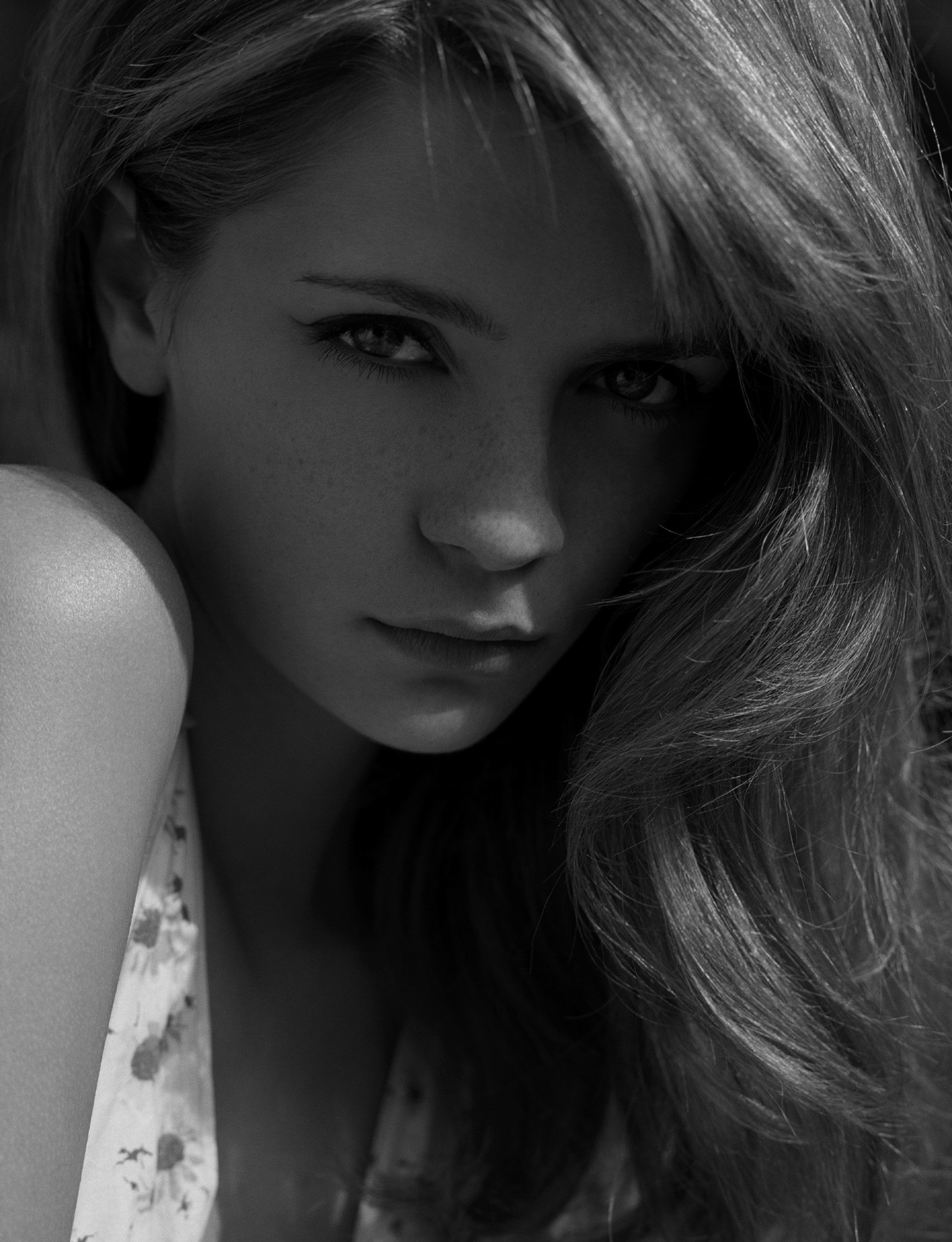 Photo catégorisée avec : Black and White, Eyes, Mischa Barton, Celebrity - Star, Cute, Face