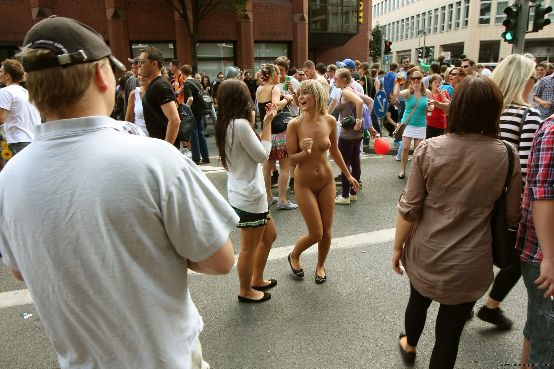 Photo catégorisée avec : Blonde, Legs, Piercing, Sexy Wallpaper, Smiling, Public, Small Tits, Tummy