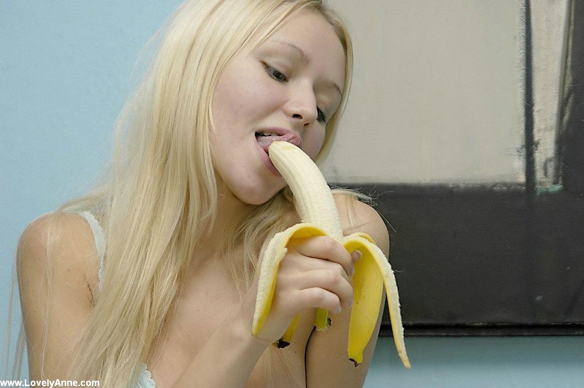 Photo cat&eacute;goris&eacute;e avec&nbsp;: Blonde, Sexy Wallpaper, Tongue, Banana, Cute