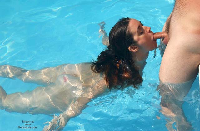 Photo cat&eacute;goris&eacute;e avec&nbsp;: Blowjob, Brunette, Sexy Wallpaper, Dick, Pool