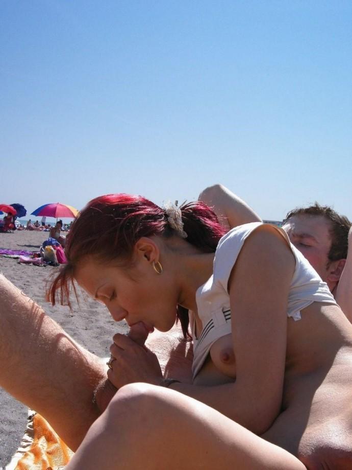 Photo catégorisée avec : Blowjob, Redhead, Beach, Handjob, Public, Small Tits