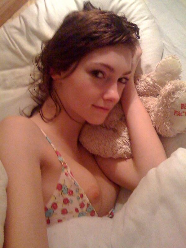 Photo catégorisée avec : Brunette, Boobs, Cute, Eyes, Lingerie, Selfie