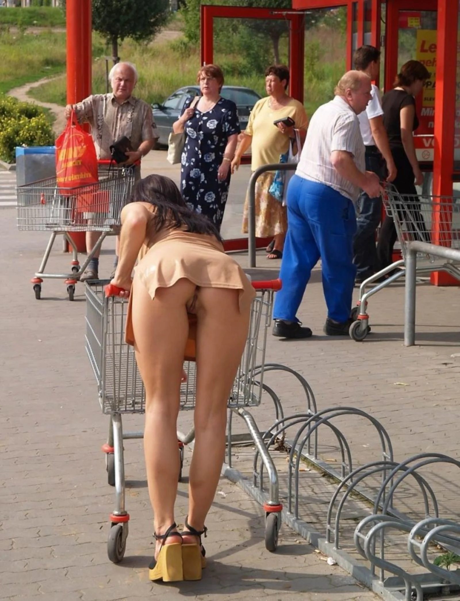 Photo catégorisée avec : Brunette, Legs, Ass - Butt, Flashing, Public, Pussy