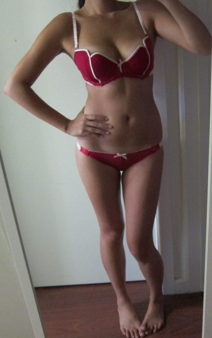 Photo catégorisée avec : Feet, Legs, Lingerie, Selfie, Tummy