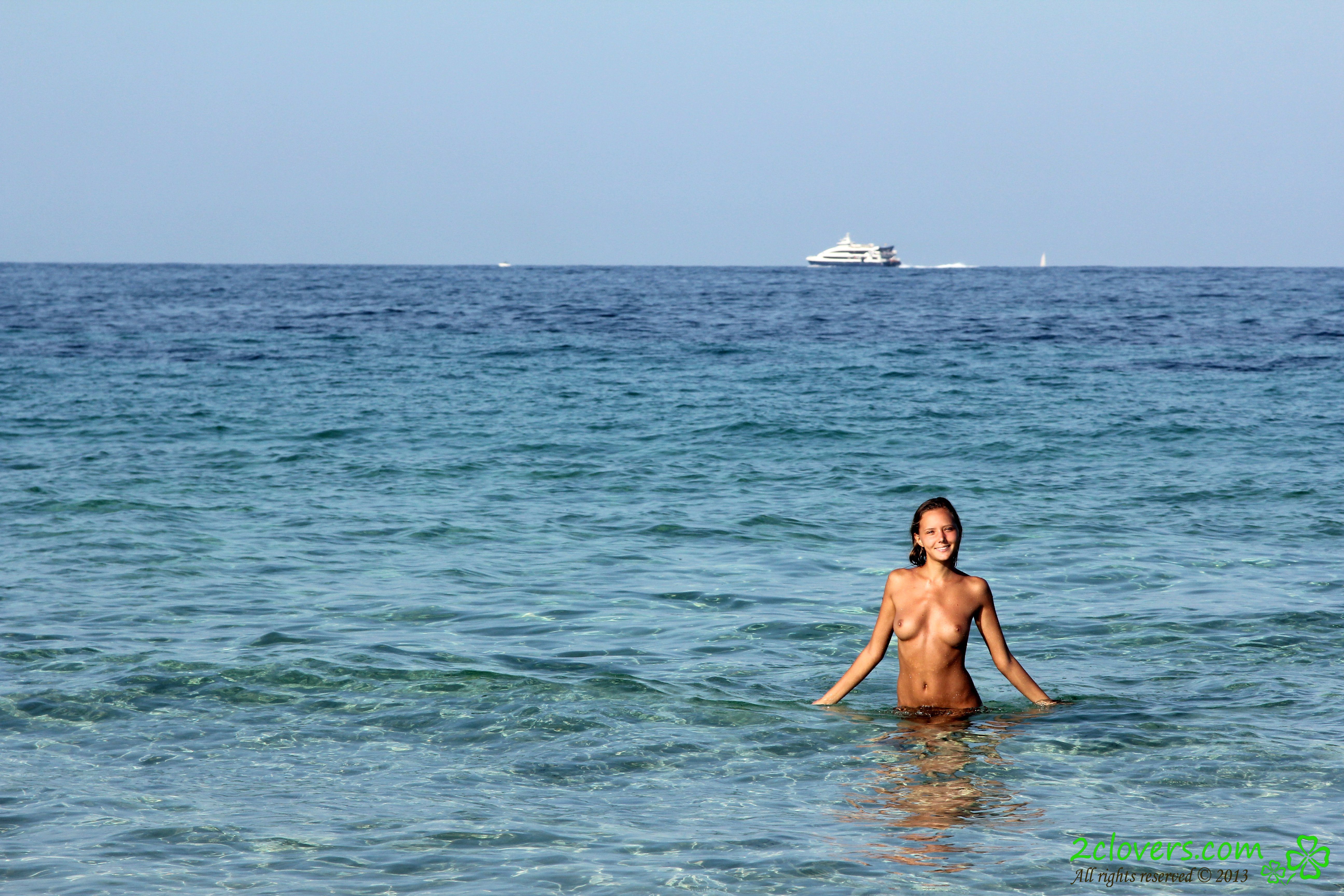 Photo cat&eacute;goris&eacute;e avec&nbsp;: Skinny, 2clovers.com, Beach, Blonde, Boat, Es Cavallet Beach Part 1, Katya Clover - Mango A, Russian, Sexy Wallpaper, Smiling, Cute, Small Tits, Tanned, Tummy