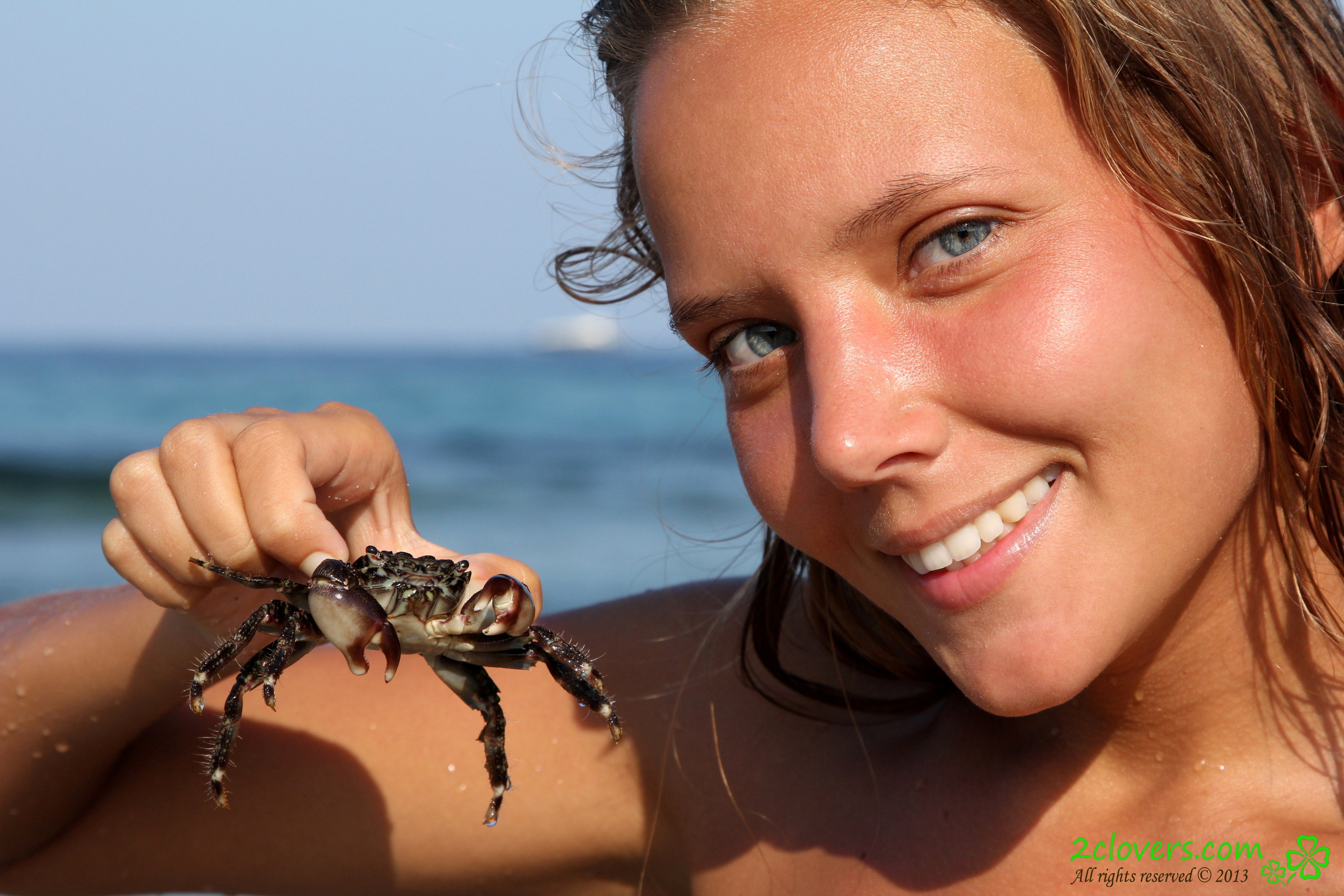 Photo cat&eacute;goris&eacute;e avec&nbsp;: Skinny, 2clovers.com, Beach, Blonde, Es Cavallet Beach Part 1, Katya Clover - Mango A, Russian, Sexy Wallpaper, Smiling, Wet, Cute, Tanned