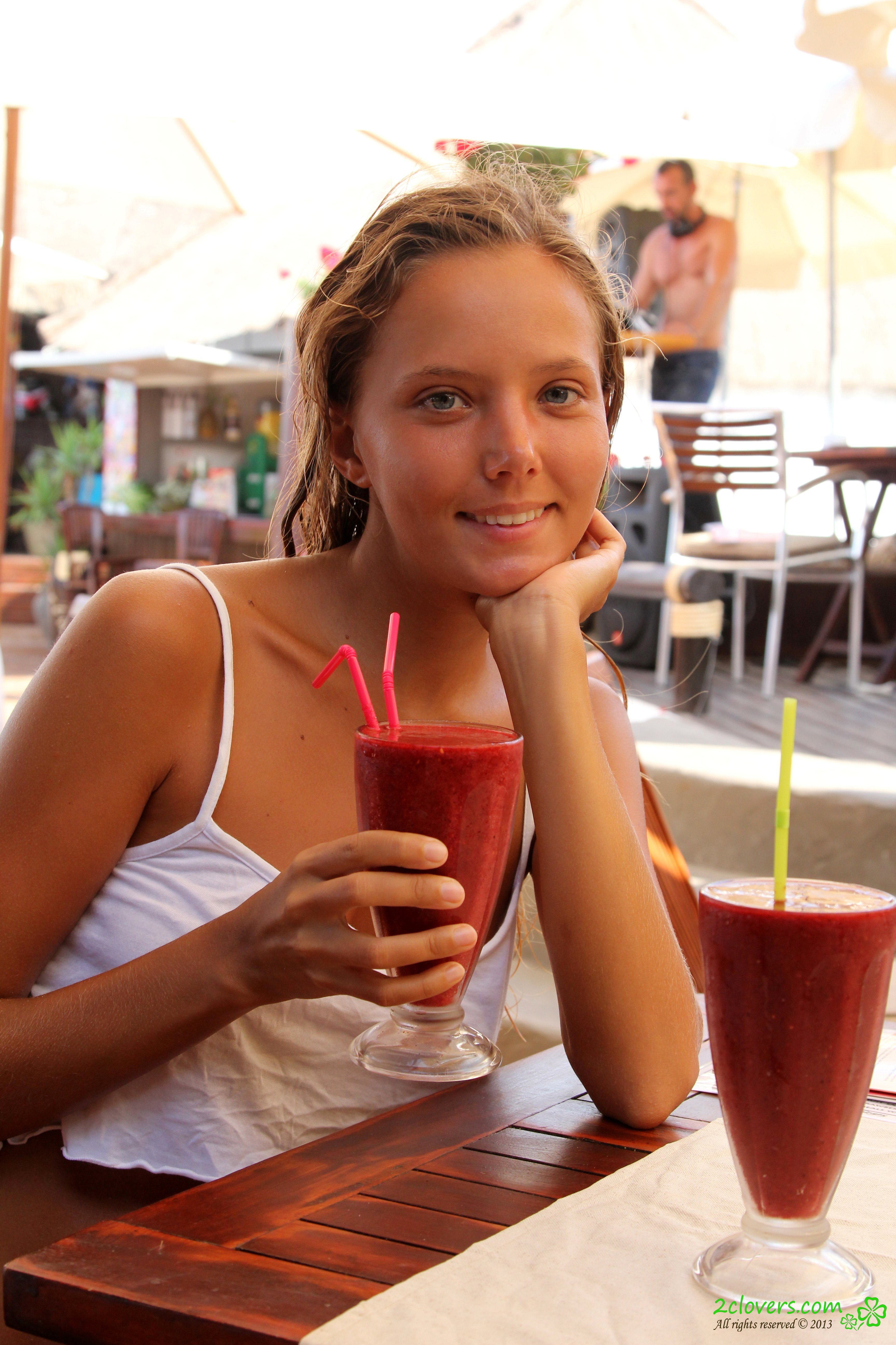 Photo cat&eacute;goris&eacute;e avec&nbsp;: Skinny, 2clovers.com, Blonde, Es Cavallet Beach Part 1, Katya Clover - Mango A, Russian, Smiling, Cute, Safe for work, Tanned