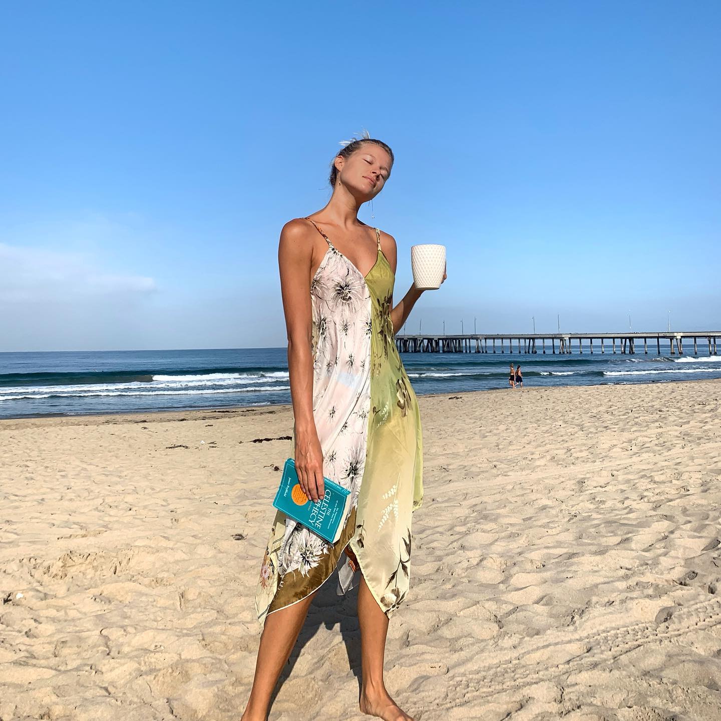 Photo cat&eacute;goris&eacute;e avec&nbsp;: Skinny, Abby Neff, American, Beach, Blonde, Book, Legs, Cute