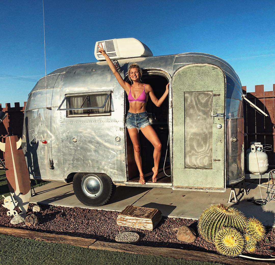 Photo cat&eacute;goris&eacute;e avec&nbsp;: Skinny, Abby Neff, American, Bikini, Blonde, Feet, Legs, Smiling, Cute, Small Tits, Tummy