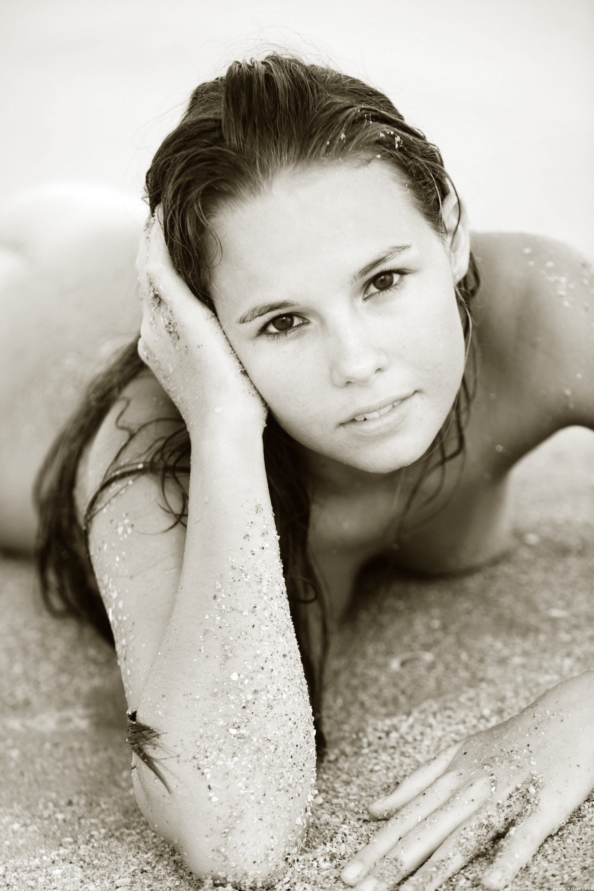 Photo cat&eacute;goris&eacute;e avec&nbsp;: Skinny, American, Aria A, Beach, Black and White, Brunette, Kevin Roberts, MET Art, Vita, Cute, Small Tits