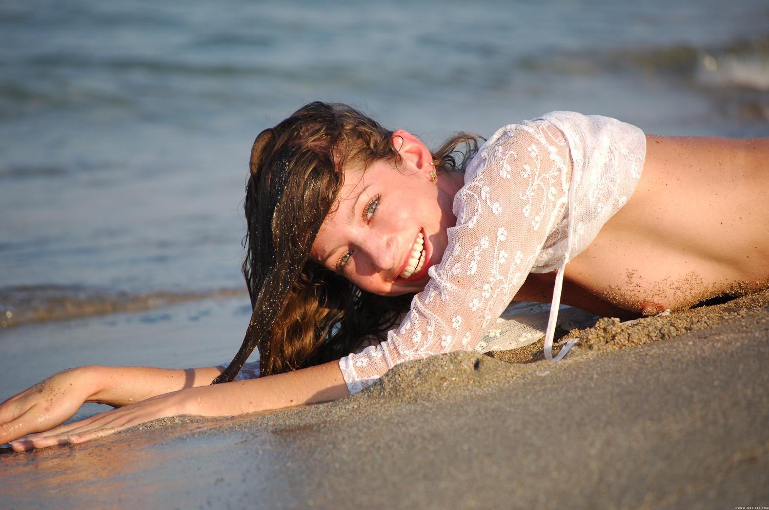 Photo catégorisée avec : Skinny, Beach, Brunette, Destination, Eyes, MET Art, Mika A, Sexy Wallpaper, Smiling, Ukrainian, Flat chested, Small Tits