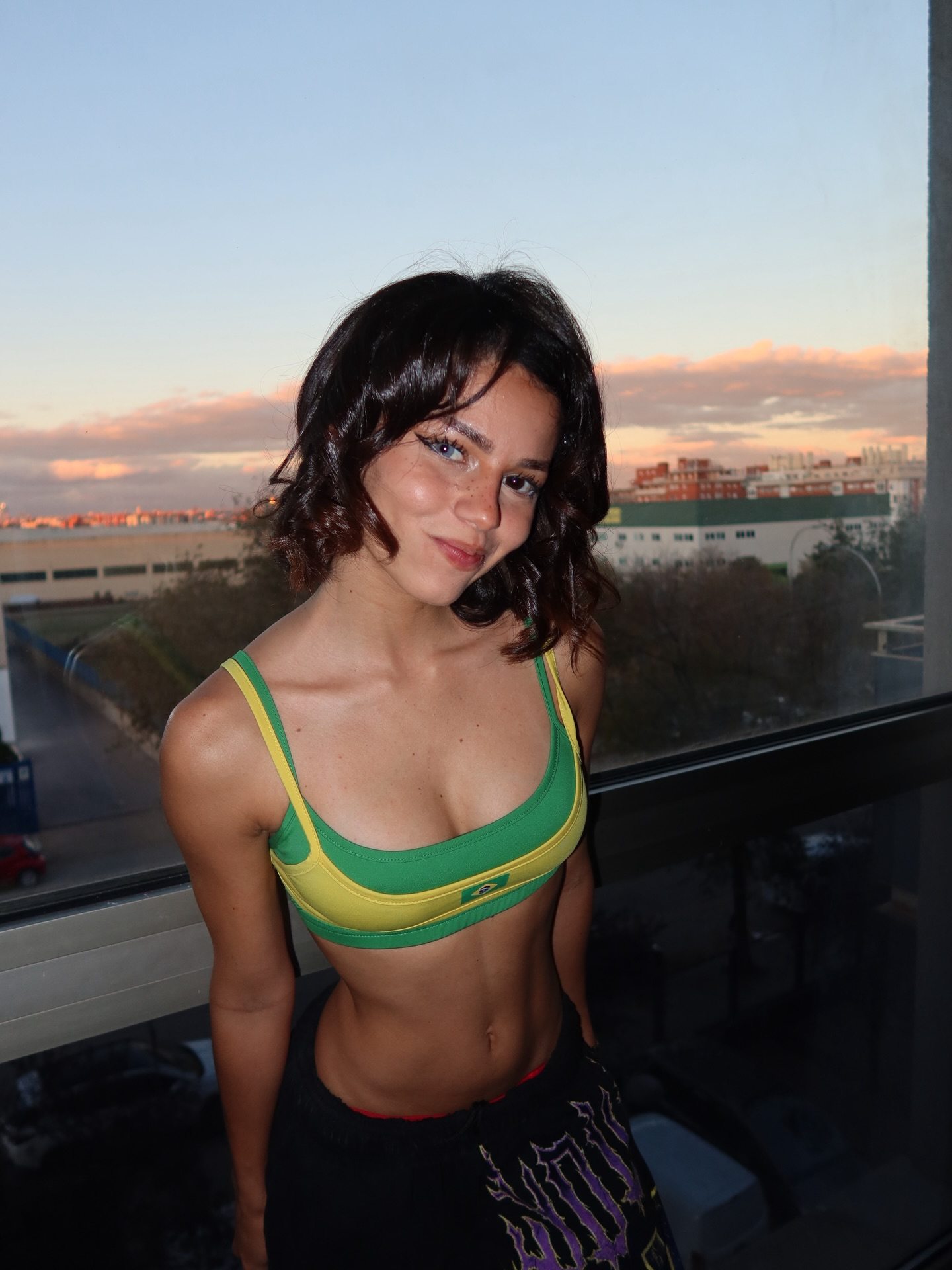 Photo cat&eacute;goris&eacute;e avec&nbsp;: Skinny, Bikini, Brazilian, Brunette, Eyes, Larissa Kimberlly, Smiling, Cute, Tummy