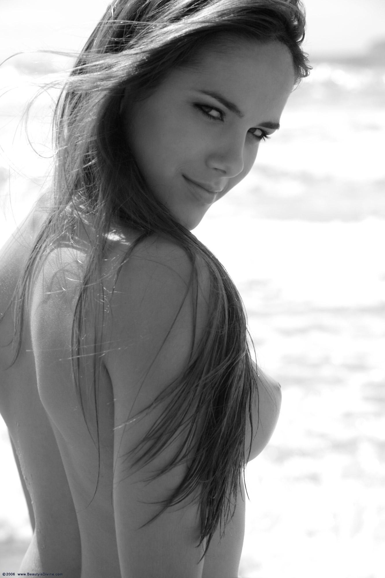 Photo cat&eacute;goris&eacute;e avec&nbsp;: Skinny, Brazilian, Brunette, Roberta Murgo, Boobs, Cute