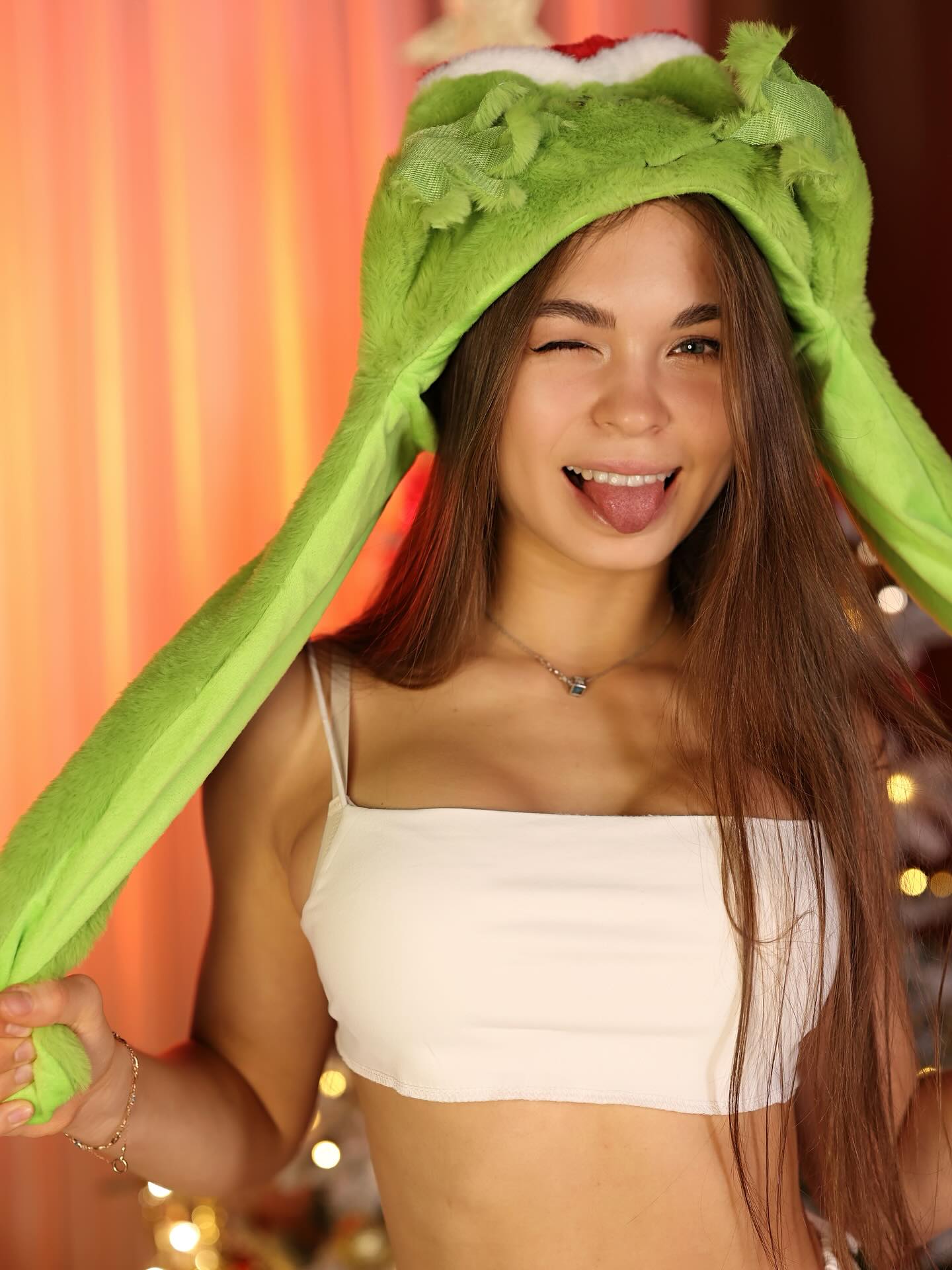 Photo cat&eacute;goris&eacute;e avec&nbsp;: Skinny, Brunette, Christmas, Eyes, Lera Buns - Valeriia Makusheva - Valeria Titova, Russian, Smiling, Tongue, Cute