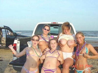Photo catégorisée avec : 5 girls, Beach, Boobs, Flashing