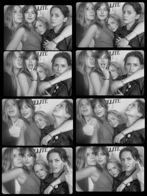 Photo catégorisée avec : Addison Timlin, Black and White, Blonde, Brunette, 4 girls, American, Celebrity - Star, Leaked