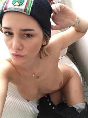 Photo catégorisée avec : Addison Timlin, Blonde, American, Boobs, Celebrity - Star, Eyes, Leaked, Selfie, Tattoo