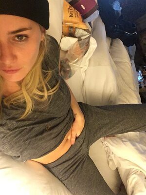 Photo catégorisée avec : Addison Timlin, Blonde, American, Celebrity - Star, Eyes, Leaked, Masturbation, Selfie