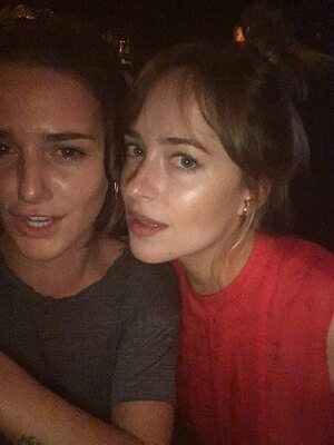 Photo catégorisée avec : Addison Timlin, Blonde, Brunette, Dakota Johnson, 2 girls, American, Celebrity - Star, Eyes, Leaked