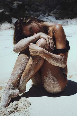 Photo catégorisée avec : Alexis Ren, Brunette, American, Beach, Celebrity - Star, Legs, Tanned