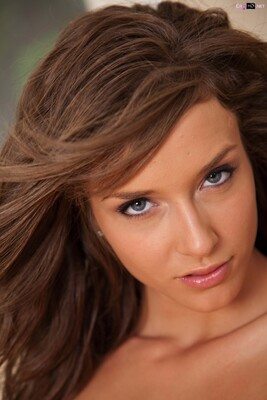 Photo cat&eacute;goris&eacute;e avec&nbsp;: American, Brunette, Eyes, Malena Morgan, Face, Safe for work