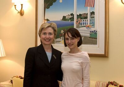 Photo cat&eacute;goris&eacute;e avec&nbsp;: American, Hillary Clinton, Israeli, Natalie Portman, Smiling, 2 girls, Celebrity - Star, Safe for work