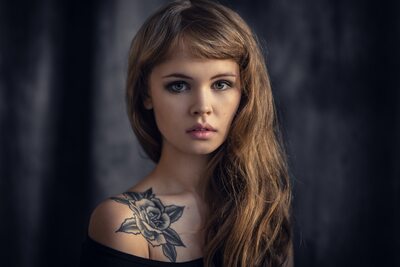 Photo catégorisée avec : Anastasia Scheglova, Brunette, Cute, Eyes, Safe for work, Sexy Wallpaper, Tattoo