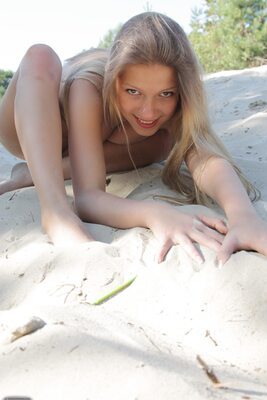 Photo catégorisée avec : Anita - Nadin, Beach, Blonde, Domai, Eyes, Goddess Nudes, Legs, Smiling, Ukrainian, Cute
