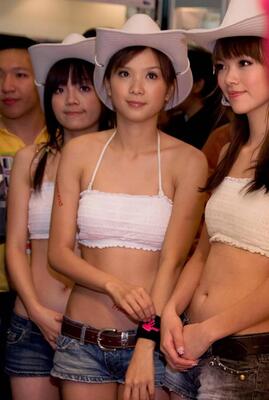 Photo catégorisée avec : Asian, 3 girls, Hat, Tummy