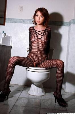 Photo catégorisée avec : Asian, Eyes, Boobs, Fishnet, Tummy