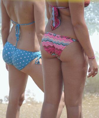 Photo catégorisée avec : Ass - Butt, Beach, Bikini