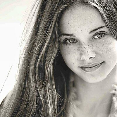 Photo catégorisée avec : Australian, Black and White, Brunette, Eyes, Meika Woollard, Smiling, Cute, Face, Safe for work