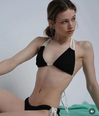 Photo cat&eacute;goris&eacute;e avec&nbsp;: Ava Rivello, Brunette, Skinny, Tummy, American, Bikini, Cute, Piercing