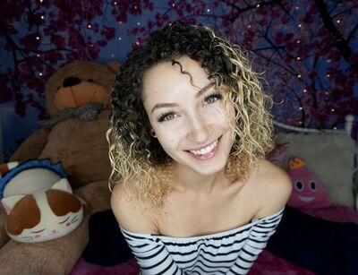 Photo catégorisée avec : Bambii Bonsai, Blonde, Brunette, Camgirl, Chaturbate, Eyes, Sexy Wallpaper, Smiling