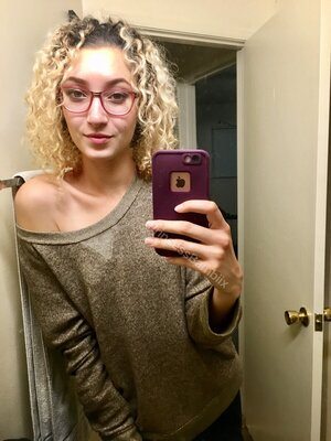 Photo cat&eacute;goris&eacute;e avec&nbsp;: Bambii Bonsai, Blonde, Brunette, Camgirl, Chaturbate, Selfie