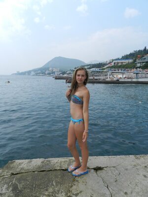 Photo catégorisée avec : Beach, Bikini, Blonde, Feet, Legs, Natalja M, Cute