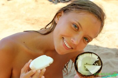 Photo catégorisée avec : Beach, Blonde, Eyes, Katya Clover - Mango A, Mouth, Muddy at the beach, Russian, Sexy Wallpaper, Smiling, Cute, Face