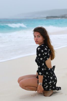 Photo catégorisée avec : Beach, Brunette, Eyes, French, Legs, Thylane Blondeau, Celebrity - Star, Cute, Safe for work
