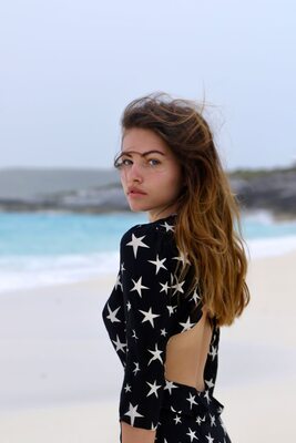 Photo catégorisée avec : Beach, Brunette, Eyes, French, Thylane Blondeau, Celebrity - Star, Cute, Safe for work