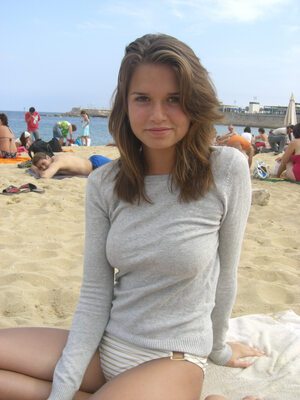 Photo catégorisée avec : Beach, Brunette, Eyes, Smiling, Cute
