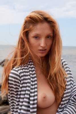 Photo catégorisée avec : Beach, Eyes, Fugite, MET Art, Red Fox - Michelle Starr - Michelle H, Redhead, Ukrainian, Boobs