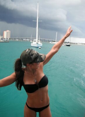 Photo catégorisée avec : Belgian, Bikini, Boat, Brunette, Natacha Nies-Piotrowski, Piercing, Cute, Tummy