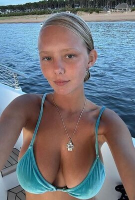 Photo catégorisée avec : Bikini, Blonde, Boat, Busty, Eyes, Selfie, What is her name, Cute