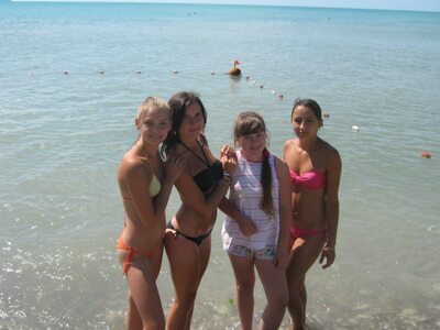 Photo catégorisée avec : Bikini, Blonde, Brunette, Legs, Natalja M, Sexy Wallpaper, 4 girls, Cute, Tummy