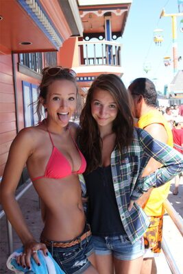 Photo catégorisée avec : Bikini, Brunette, English, Eyes, Helen Owen, Piercing, Smiling, Tongue, 2 girls, Cute, Tummy