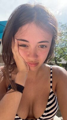 Photo catégorisée avec : Bikini, Brunette, Eyes, What is her name, Cute